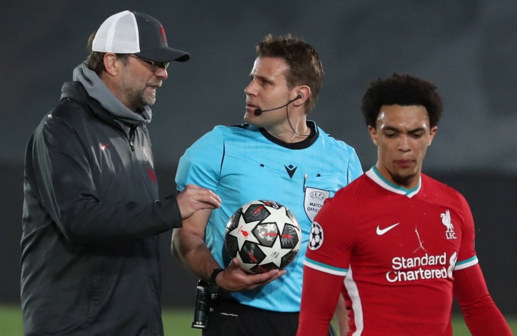 曼城对阵水晶宫，争夺英超争四及争冠席位，双方势均力敌，比赛充满看点。（曼城VS水晶宫：英超争冠／争四焦点对决，双方旗鼓相当，看点十足）