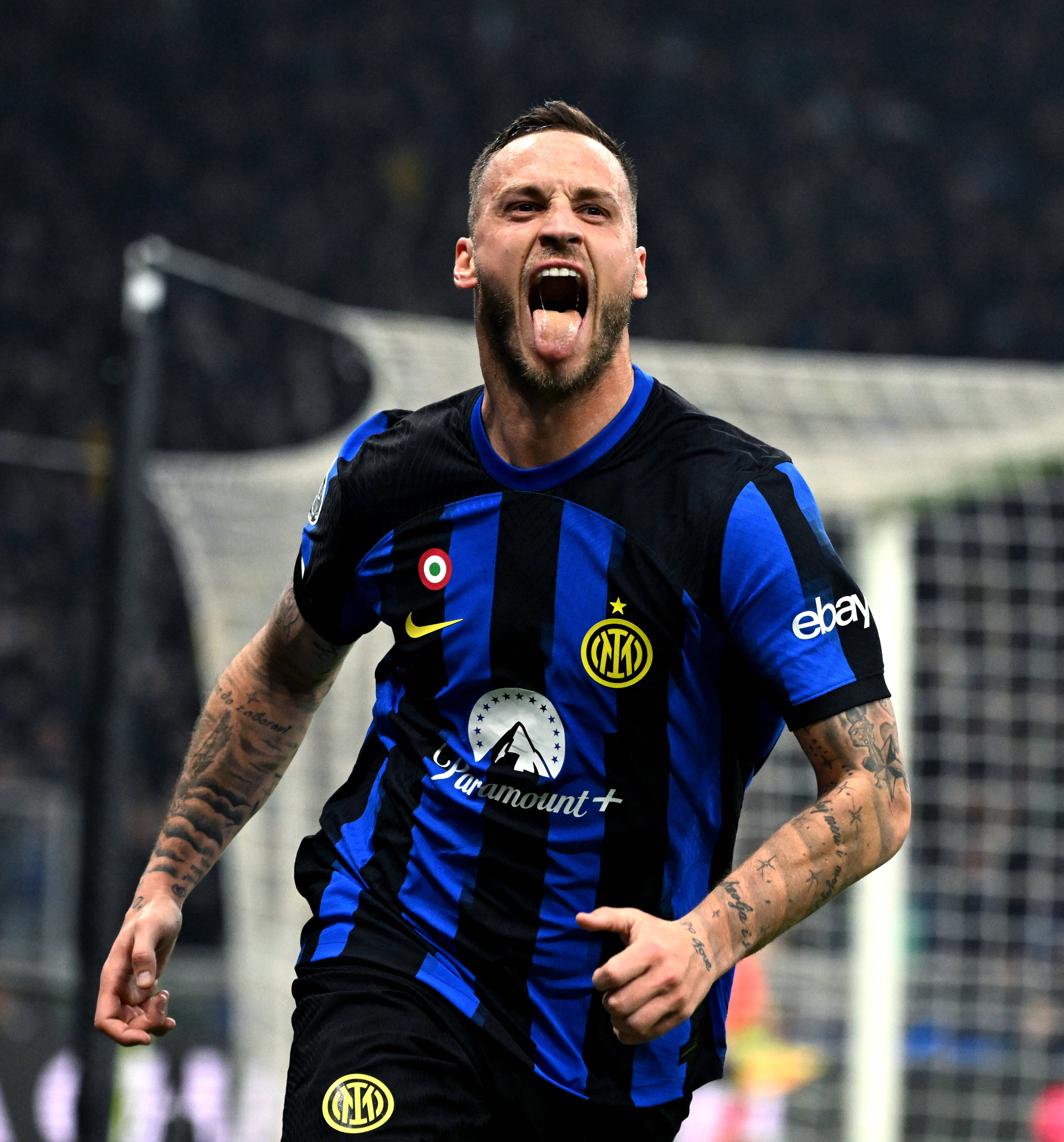 连进五球！巴萨5-3翻盘，悍将戴帽，西甲狂飙6连胜，稳住头名位置（巴萨5-3逆转连轰五球，悍将戴帽，西甲六连胜稳居榜首）