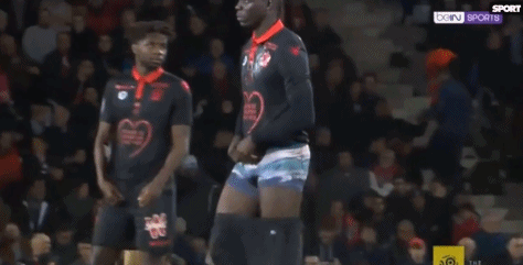 BBC：芝加哥火焰与莱万就转会展开积极谈判，球员愿意加盟（据BBC报道，芝加哥火焰与莱万就转会深入洽谈，球员倾向加盟）