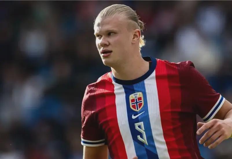 29岁法国女子网球名将转行当“网红模特”，曾因隆胸惹争议