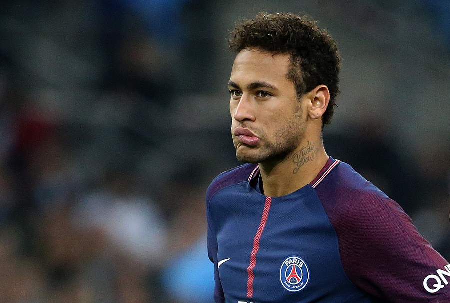 亚精英赛半场：路易斯失单刀+补射中柱，申花暂0-0广岛（亚精英赛半场战报：路易斯单刀失机又补射中柱，申花暂与广岛0-0）