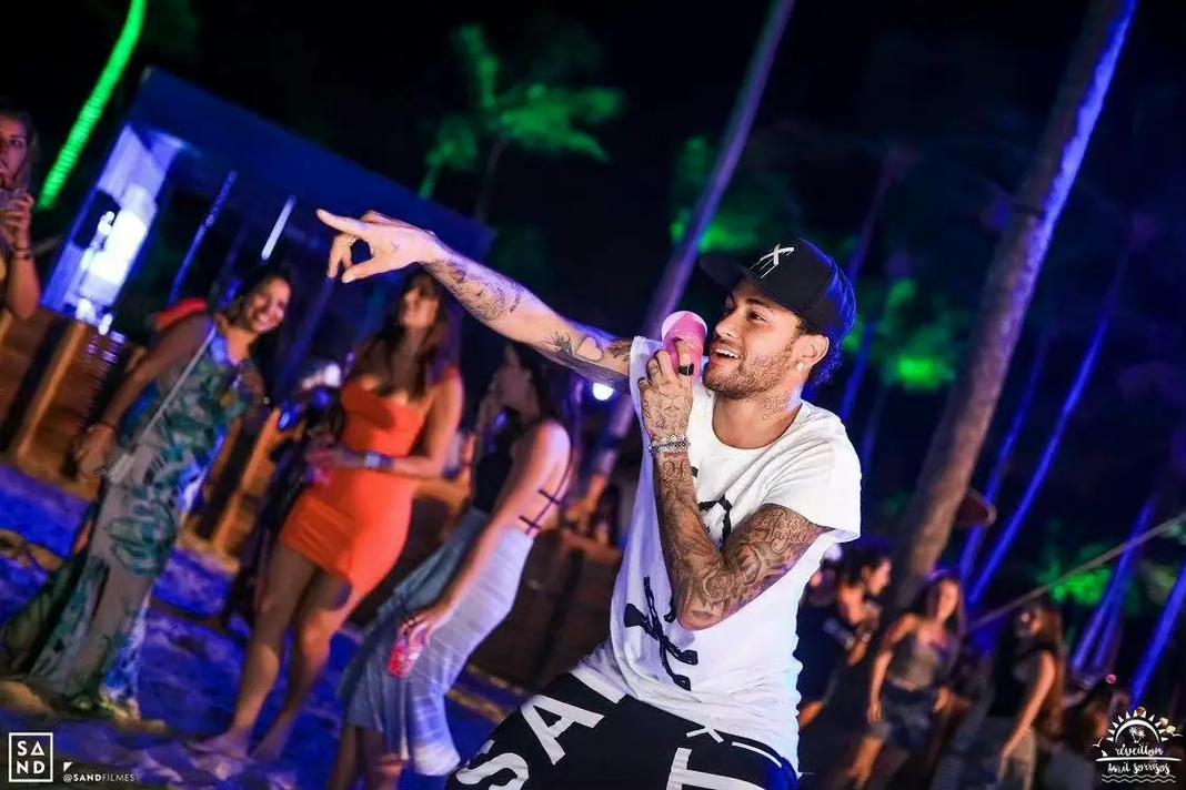 杨明洋妻子赴韩国观战亚冠：成都亚冠首个客场积分，值得骄傲（杨明洋爱妻赴韩观战，成都亚冠客场收获首分，值得自豪）