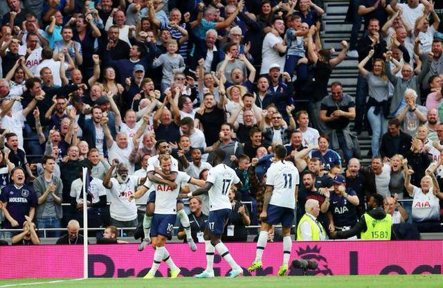 独行侠新太子？赛后众多球迷等待弗拉格签名合影