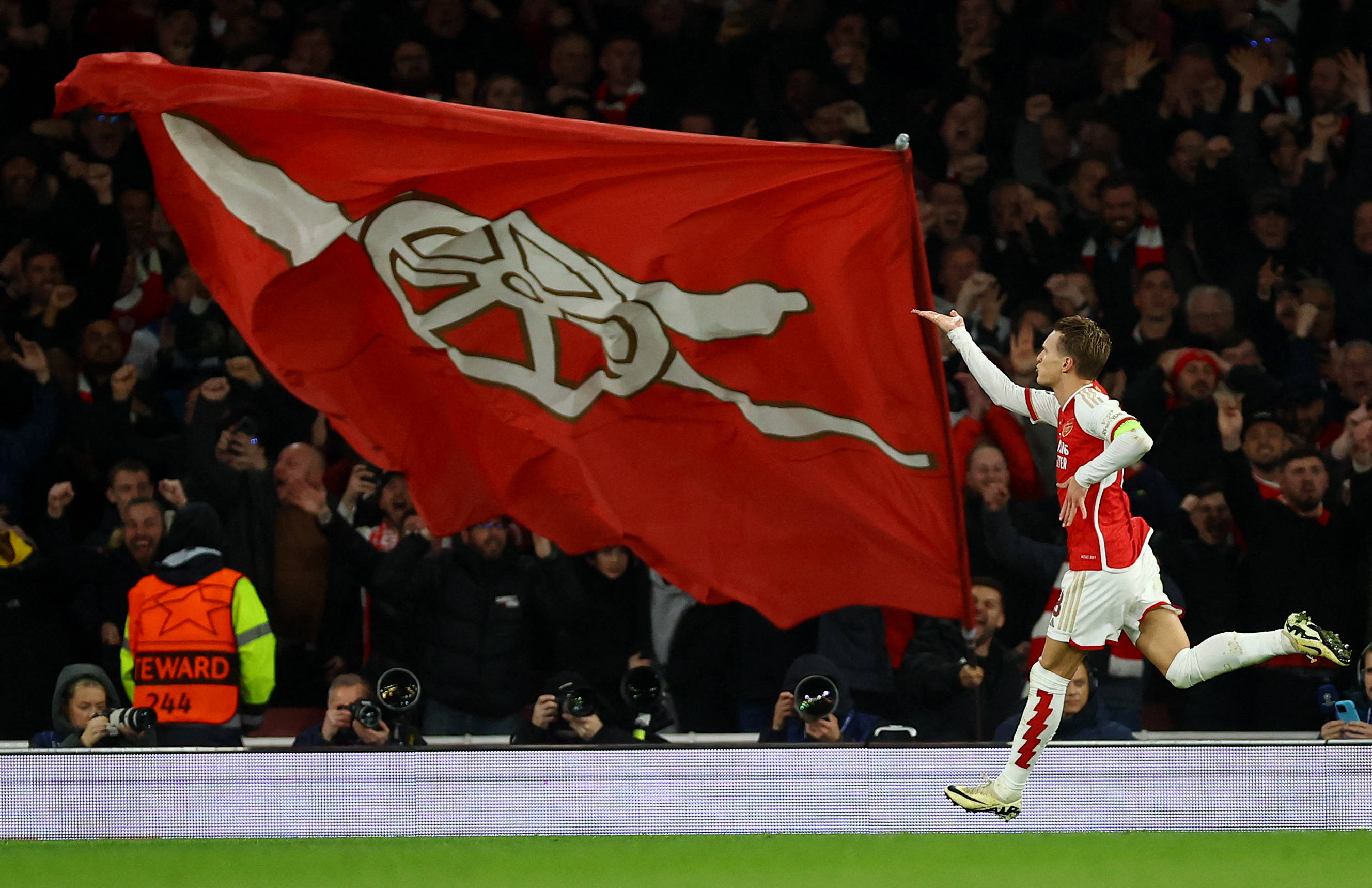 利兹联在英超第14轮主场3-1战胜切尔西，田中碧首球+勒温破门，结束连败并跳出降级区。