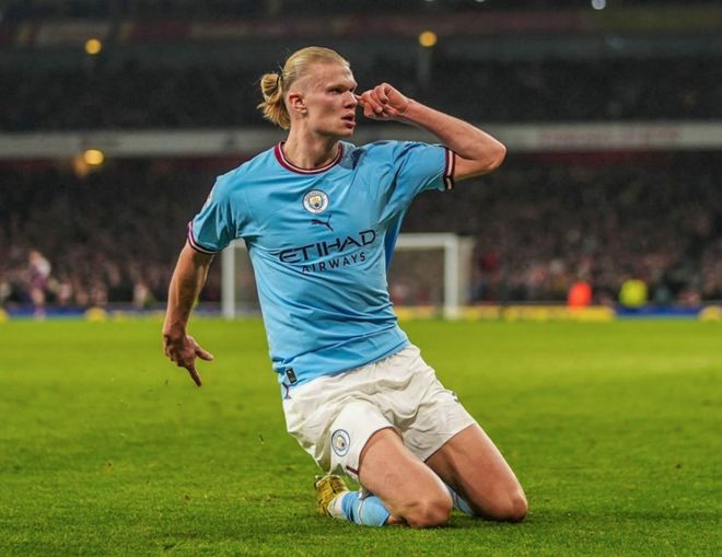 记者：邵佳一探班U22国足训练，与主帅安东尼奥相谈甚欢（媒体人称邵佳一到访U22国足训练场，与主帅安东尼奥愉快交流）