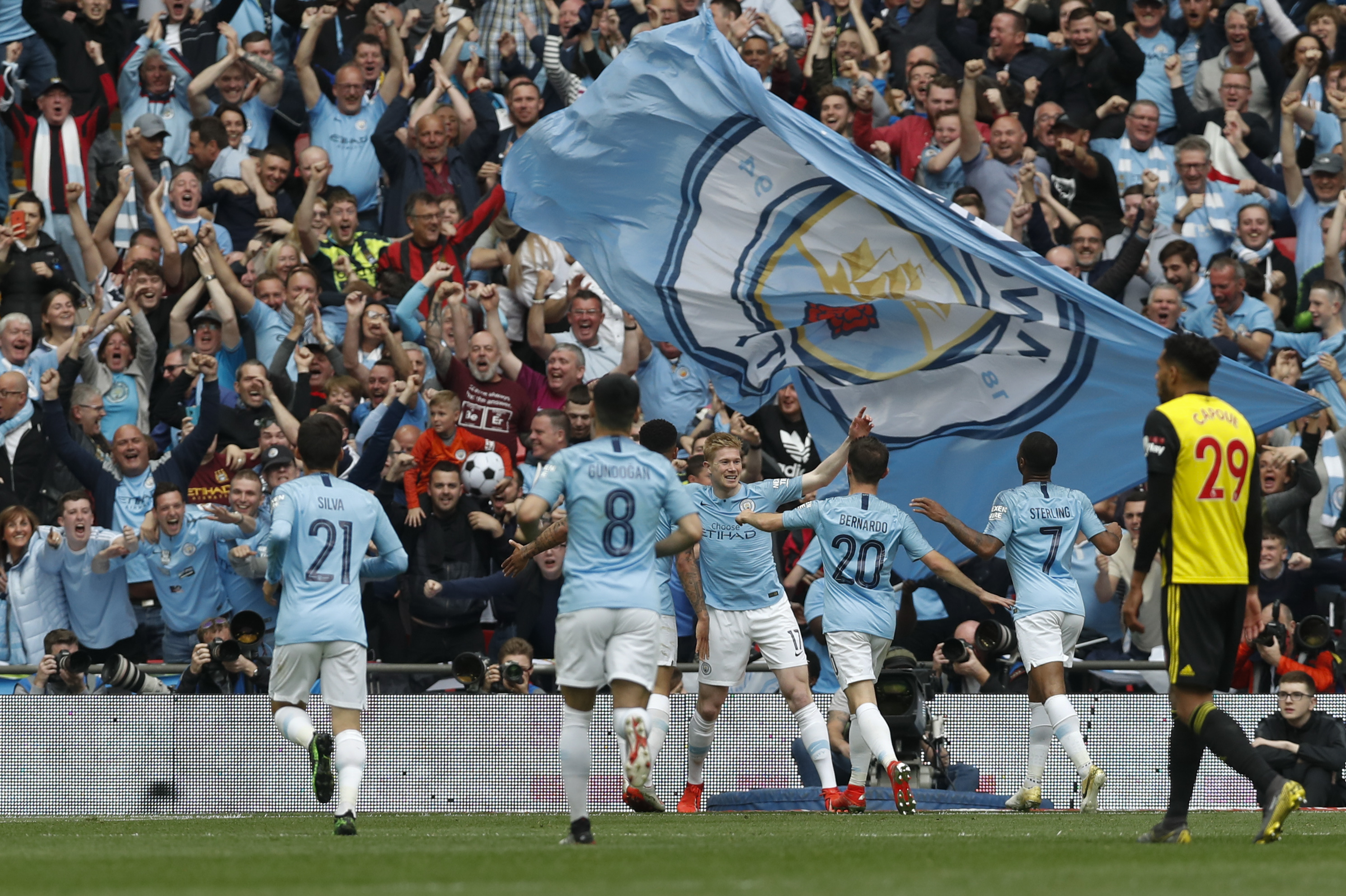 2025／26赛季英超：曼城赚翻了！哈兰德练成绝世头功（2025／26英超：曼城盆满钵满，哈兰德头球无双）