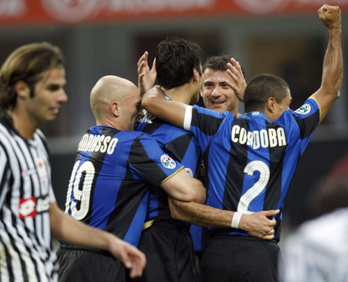 欧联比赛中一球员嘲讽对手鼻子形状，多名队友上前打抱不平