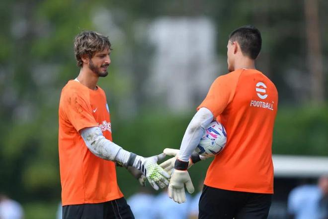 记者：德罗西取消去阿根廷看博卡vs河床的行程，或接手热那亚