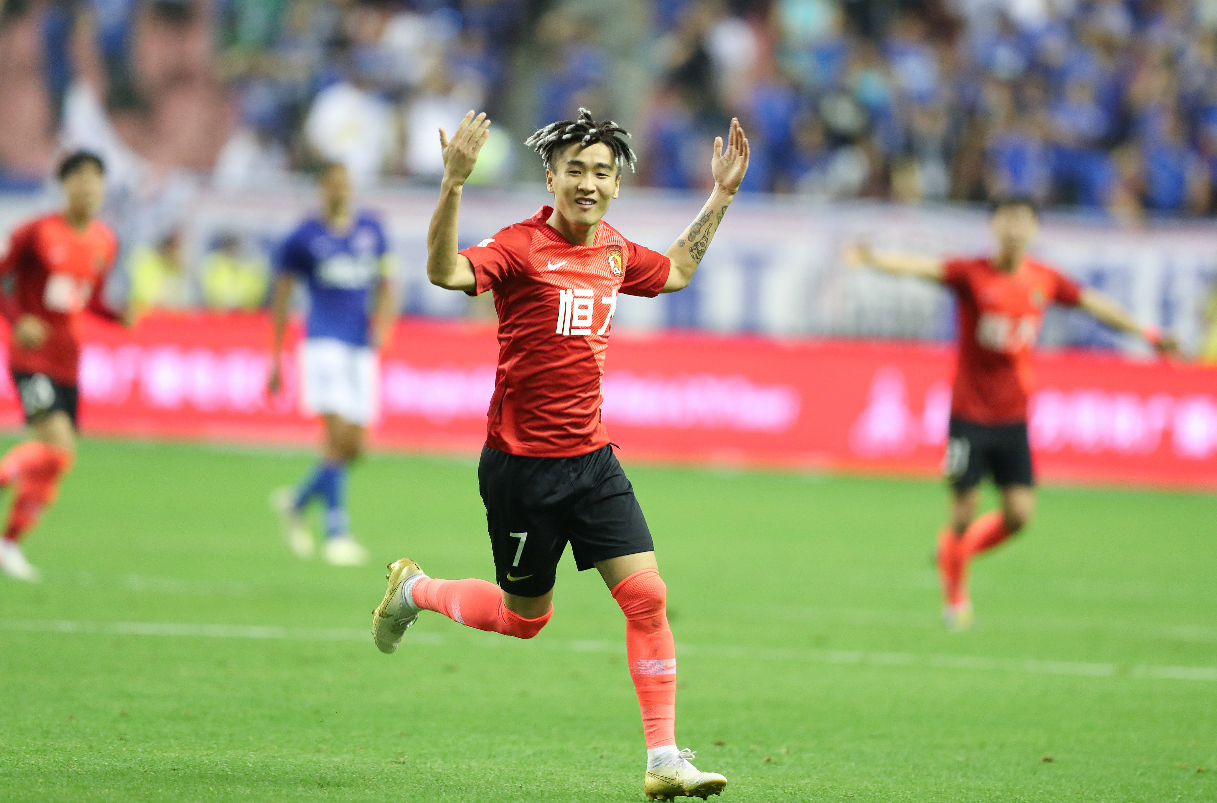 里贝里社交媒体分享与齐达内合照