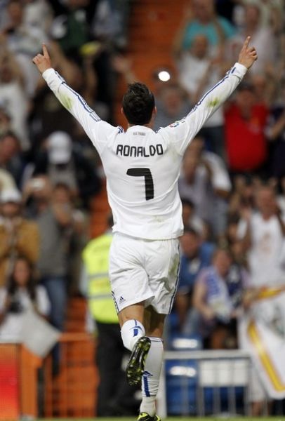 活久见，阿根廷杯决赛独立队主帅用脚绊倒对手拖延时间被罚下