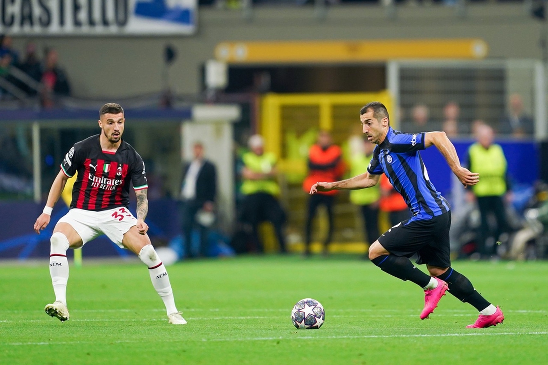 英超半场：阿马德破僵，卡塞米罗破门，曼联暂2-1伯恩茅斯（英超半场战报：阿马德首开纪录，卡塞米罗建功，曼联暂以2-1领先伯恩茅斯）