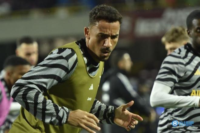 祝福，成都蓉城后卫韩鹏飞在圣诞节当天与女友领取结婚证（圣诞喜讯：成都蓉城后卫韩鹏飞与女友领证结婚）