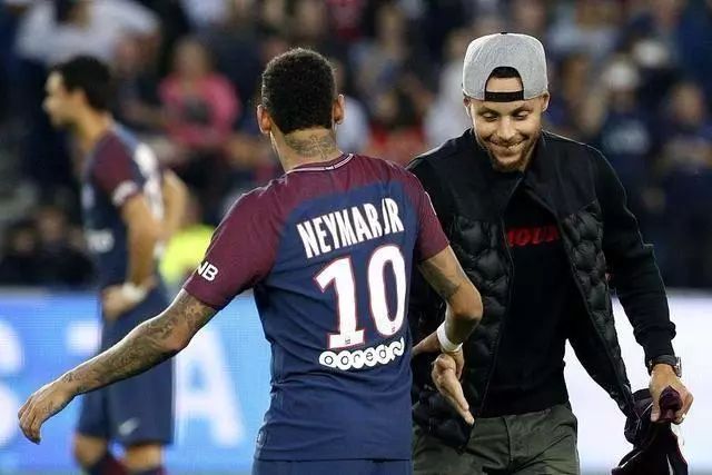 巴萨公布欧冠首发11人阵容迎战法兰克福（巴萨官宣欧冠战法兰克福首发11人名单）